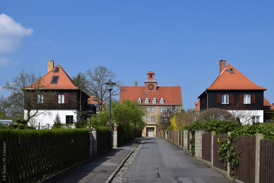Schmaler Weg mit Schule