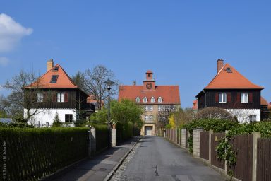 Schmaler Weg mit Schule